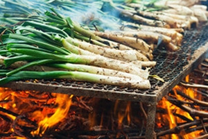Onions being cooked over a fire